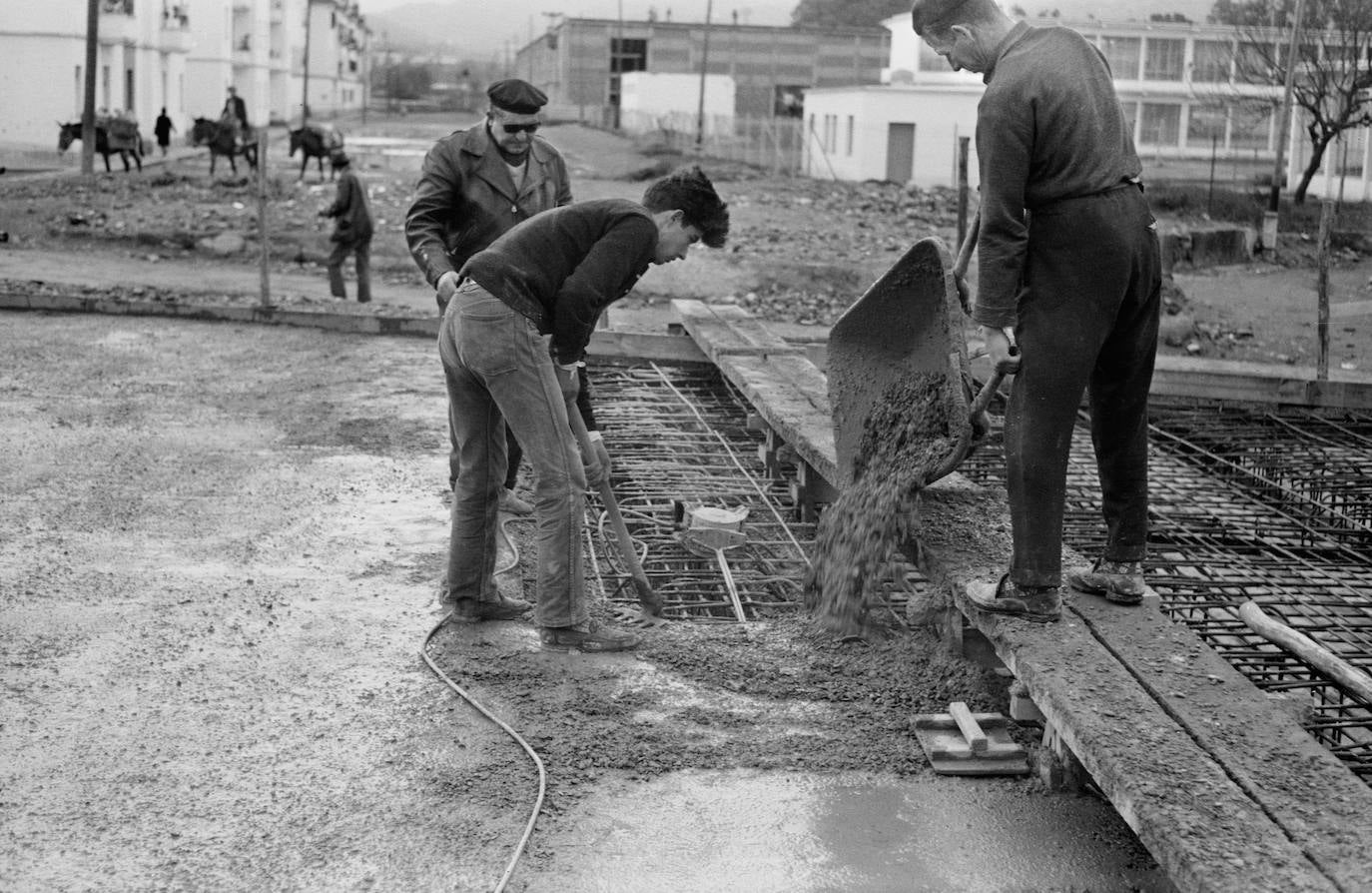 Febrero, 1963. Actual avda. Dr. Marañón. En primer término, a la derecha, edificio del Instituto; tras este, factoría CITESA. A la izquierda, bloques de viviendas de Santo Tomás.