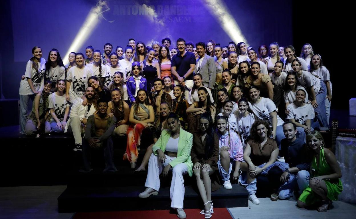 Foto de familia realizada durante la gala. 