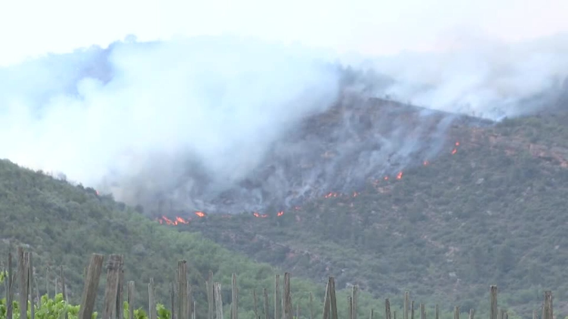Varios fuegos simultáneos ponen en alerta a Cataluña