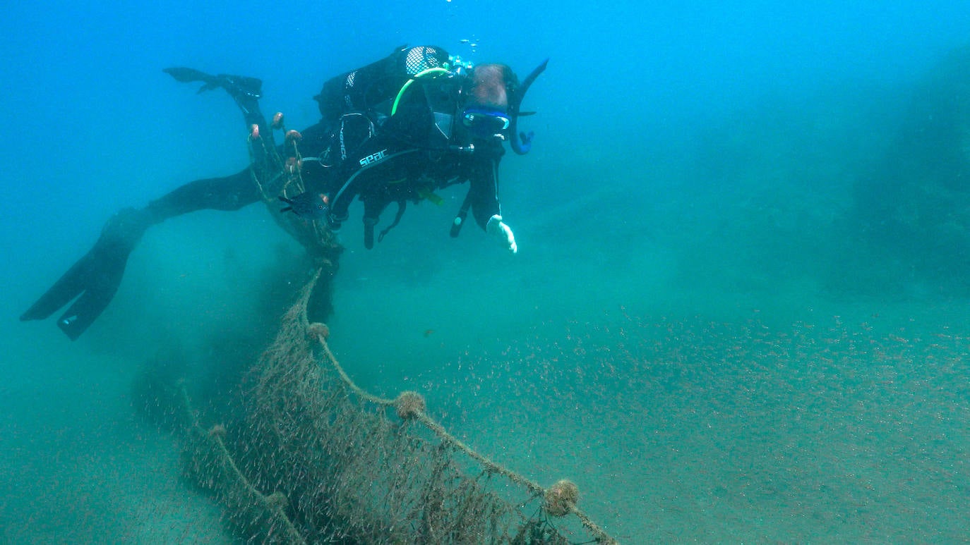 Fotos: Buceadores retiran una red abandonada frente a los Baños del Carmen