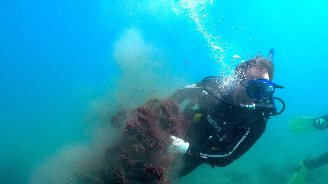 Fotos: Buceadores retiran una red abandonada frente a los Baños del Carmen