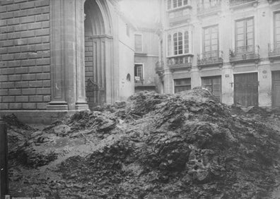 Imagen secundaria 1 - Arriba, entrada a la calle Larios que perdió su suelo de madera. Abajo, montañas de barro a la entrada de la iglesia de San Juan. A la derecha, montañas de barro en la calle Mármoles.