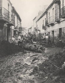 Imagen secundaria 2 - Arriba, entrada a la calle Larios que perdió su suelo de madera. Abajo, montañas de barro a la entrada de la iglesia de San Juan. A la derecha, montañas de barro en la calle Mármoles.