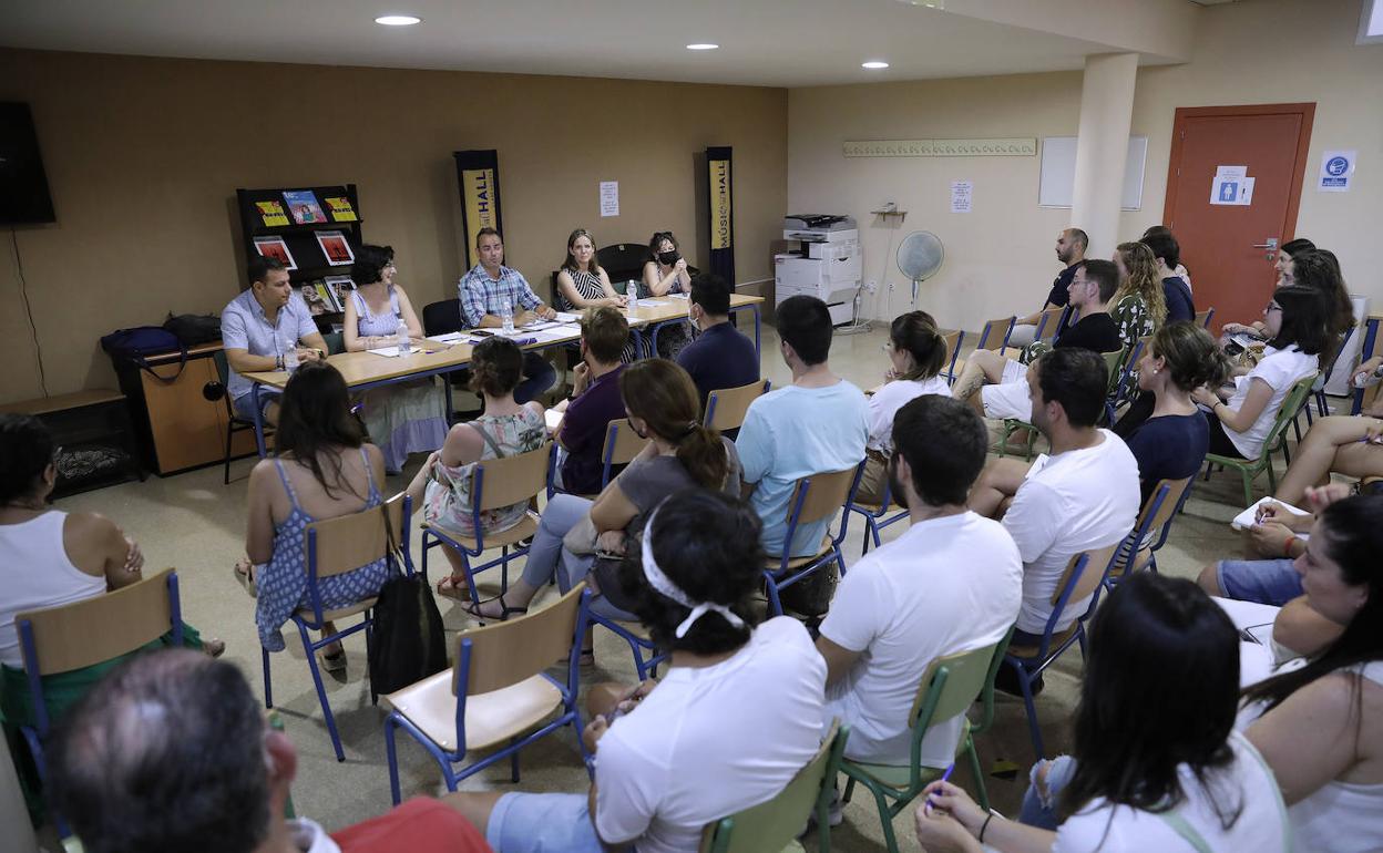 Opositores, este viernes por la tarde, en el Conservatorio Profesioinal de Música Manuel Carra. 