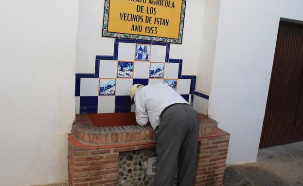 Hitos. En las calles de este pueblo aguardan numerosas fuentes de agua potable. j