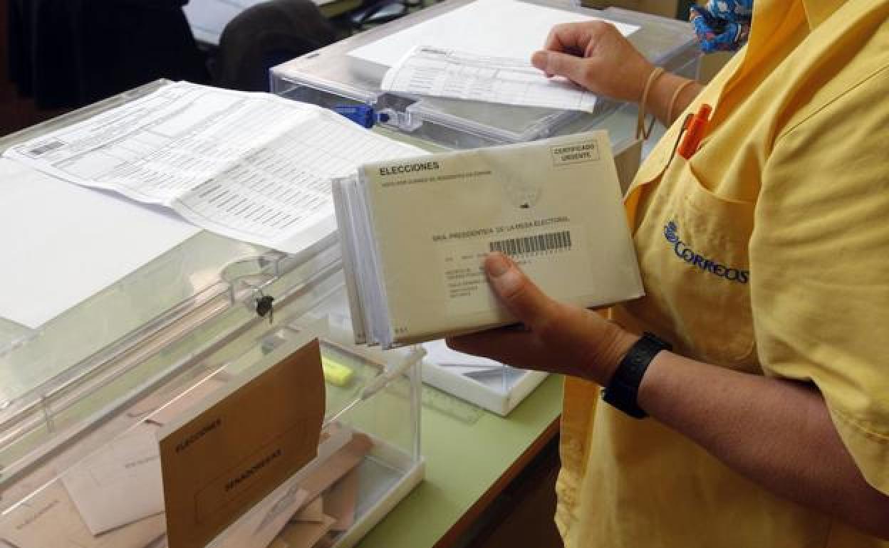 Elecciones Andalucía 2022: Más de 162.000 andaluces votan por correo, el doble que en las elecciones autonómicas de 2018