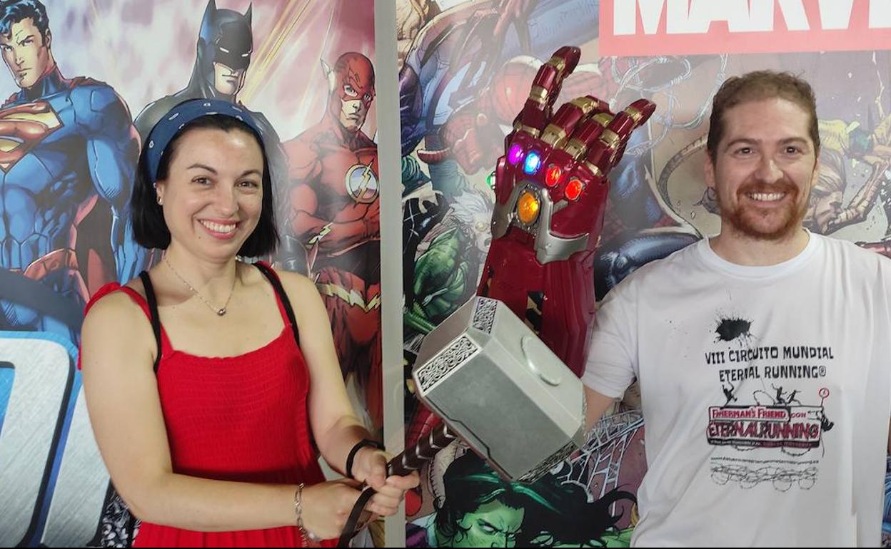 Dos visitantes portando Mjolrnir, martillo de Thor, y el Guantelete del Infinito, versión Tony Stark. 