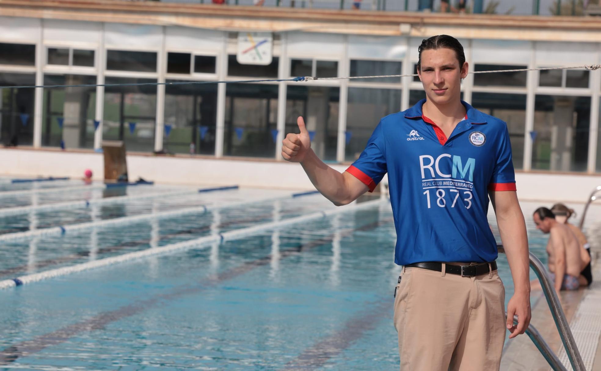 El júnior ucraniano Nikita Terentiev, con un polo del Real Club Mediterráneo en sus instalaciones. 