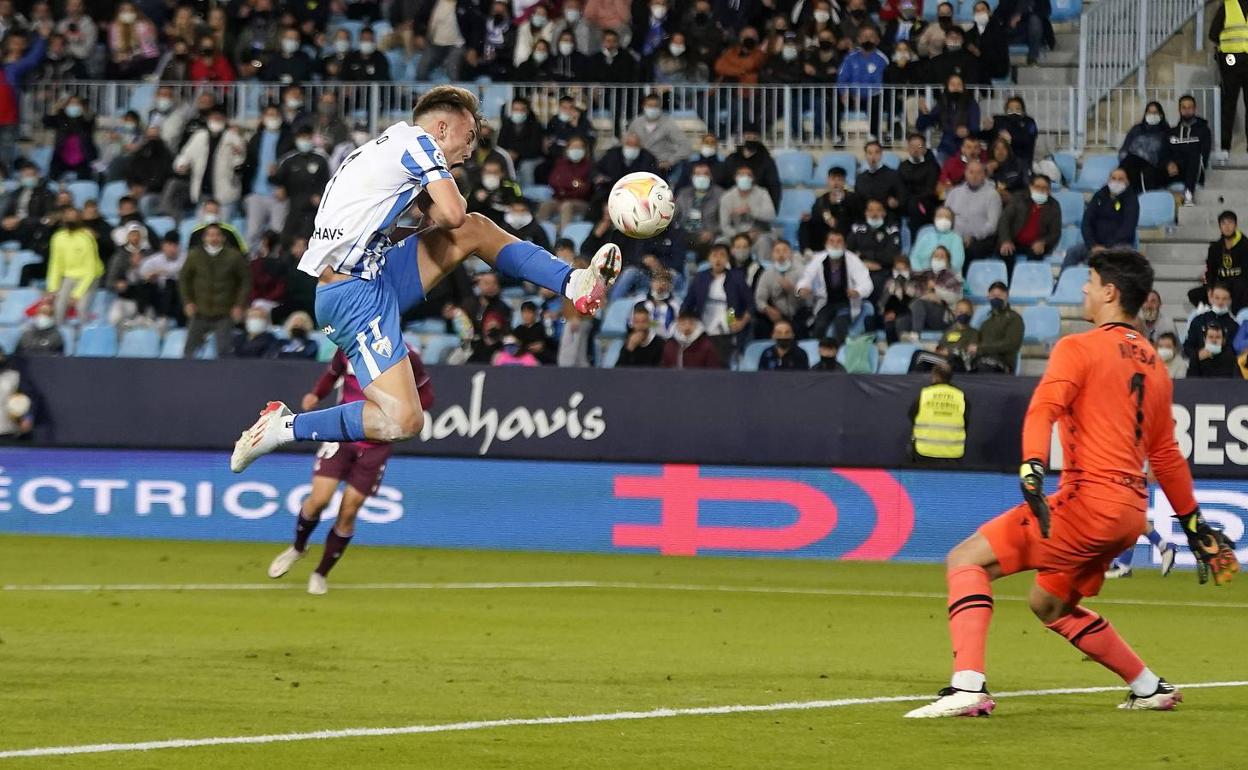 Paulino, en el remate que permitió la victoria en casa ante la Real Sociedad B. 