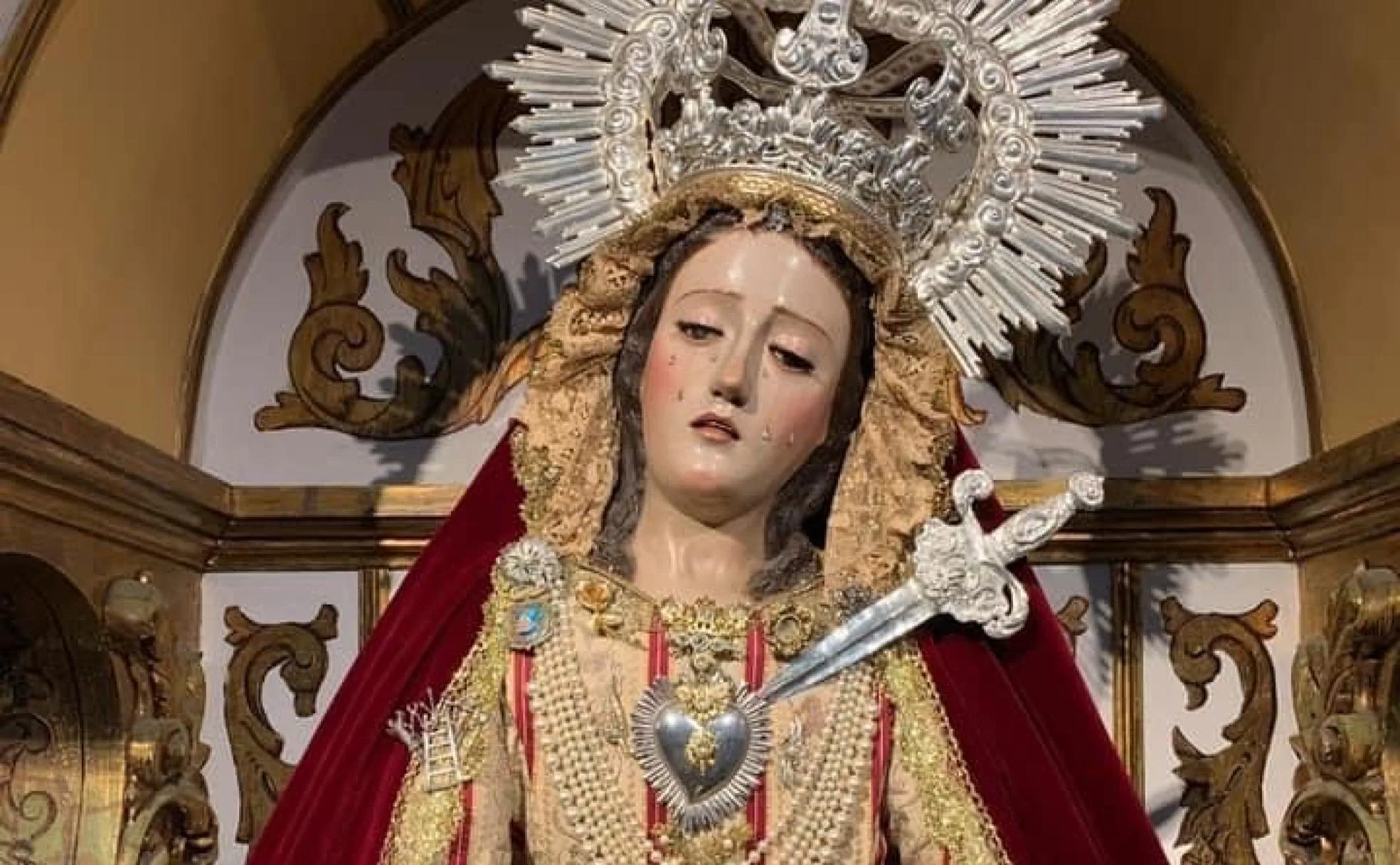 La Virgen del Rocío luce colores litúrgicos de la Semana Santa 2021