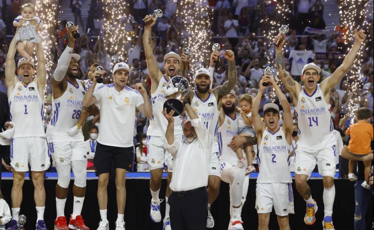 Pablo Laso levanta el trofeo de la Liga ACB ante sus jugadores.