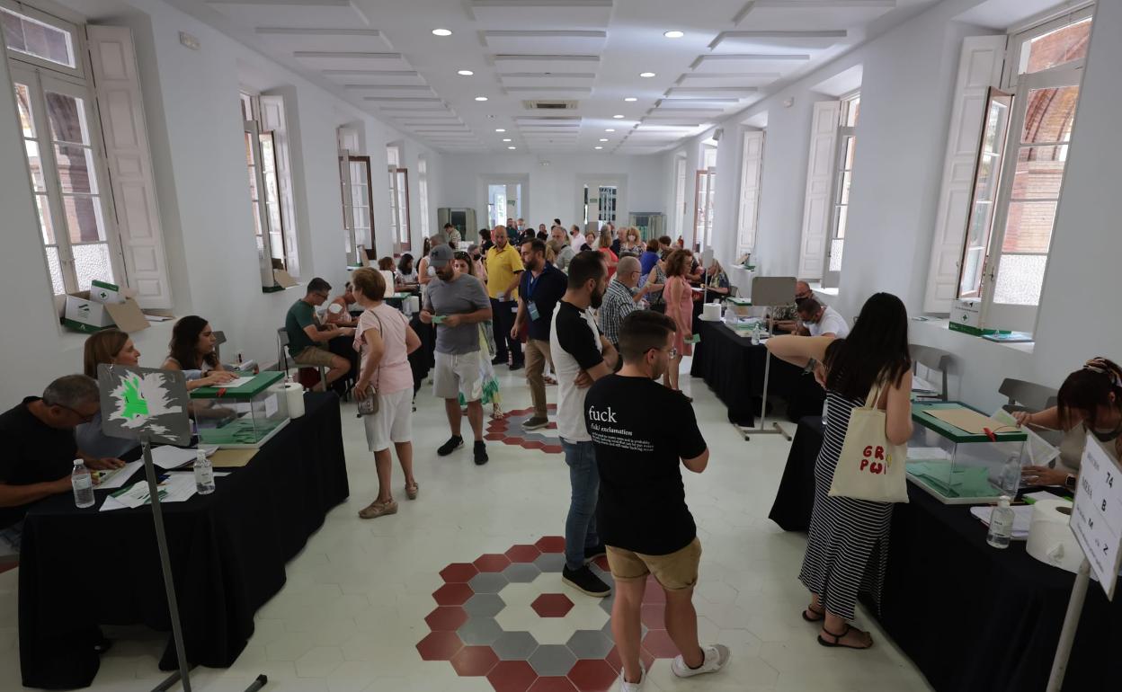 Malagueños votando en un colegio electoral de la capital.