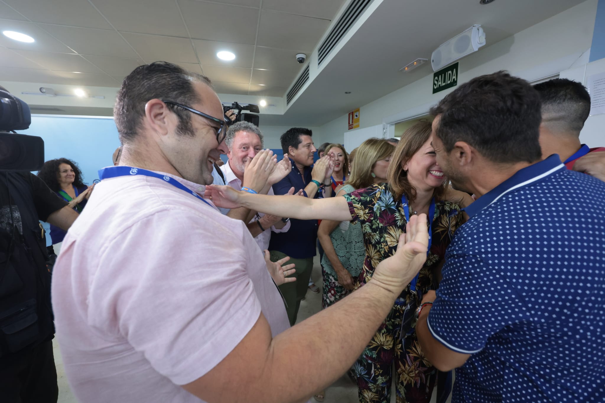 La número dos de la lista por Málaga, Patricia Navarro, subrayó que era un hito «histórico e inédito», que Andalucía se había teñido de azul y que Málaga había tenido mucho que ver