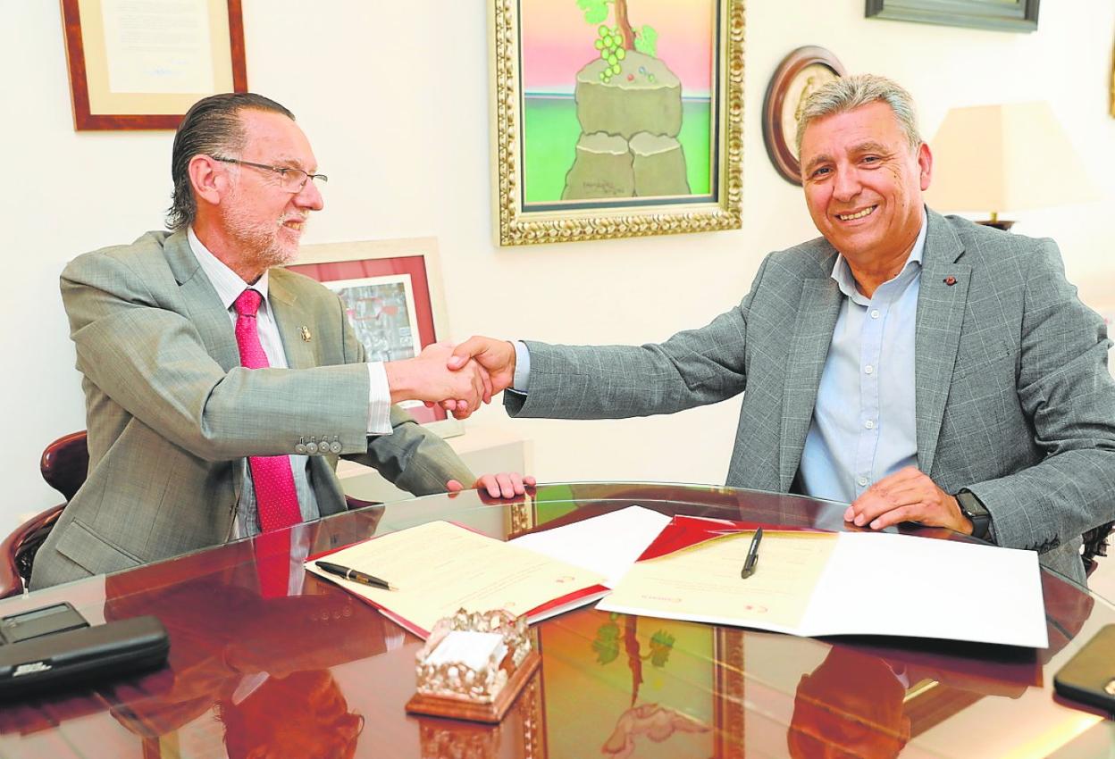 Cuberos y Estévez, durante la firma del acuerdo. sur