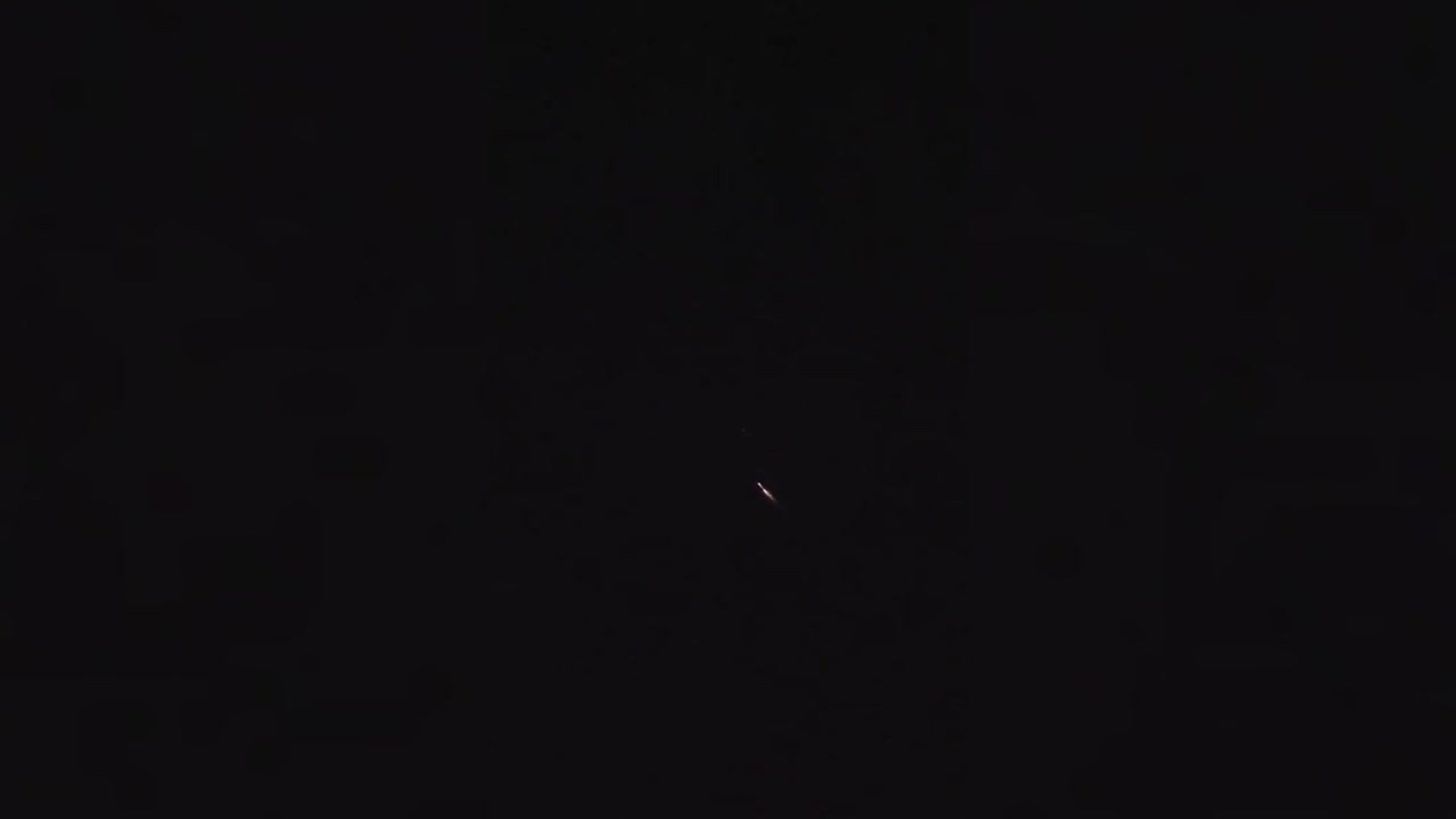 Los restos de un cohete chino arden cruzando el cielo sobre la Península Ibérica