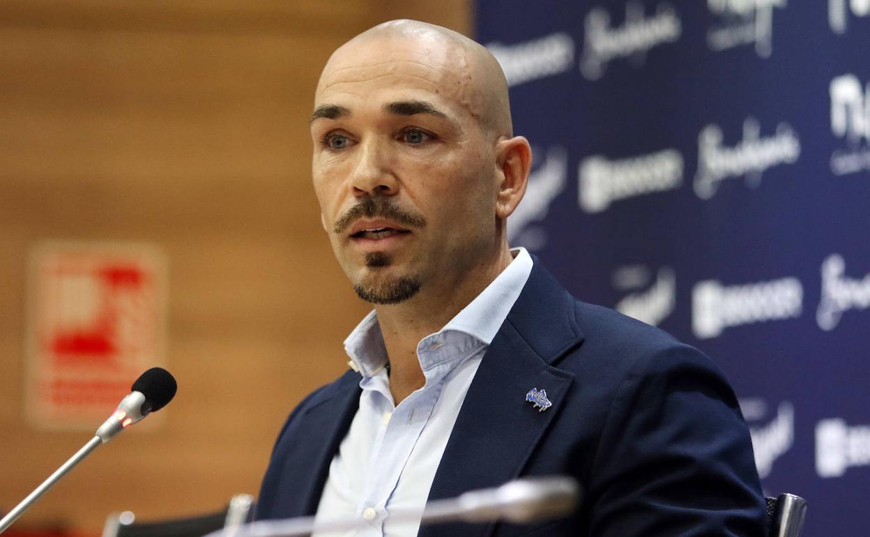 El director deportivo del Málaga, Manolo Gaspar, en la sala de prensa de La Rosaleda.