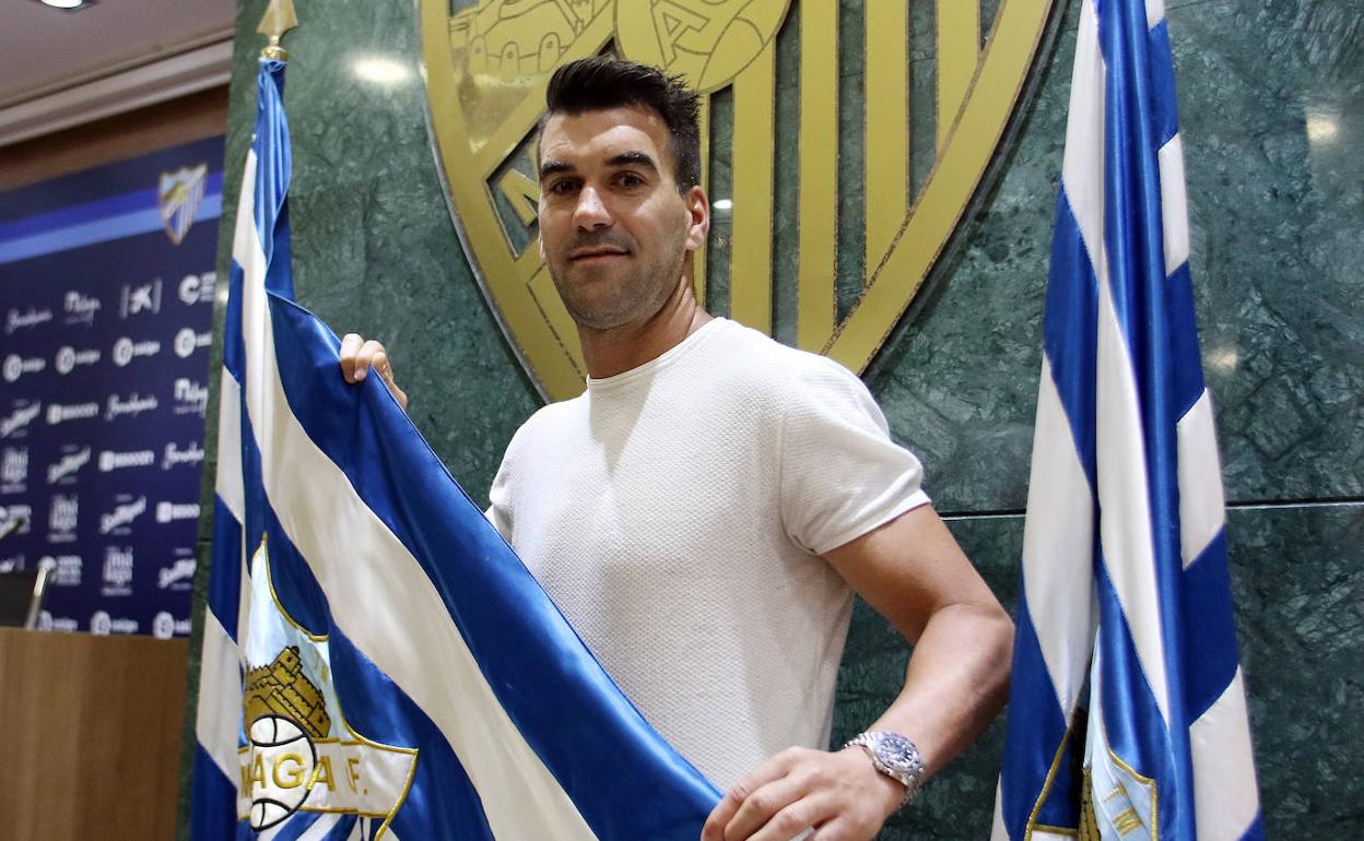 Manolo Reina posa en su presentación como nuevo jugador del Málaga.