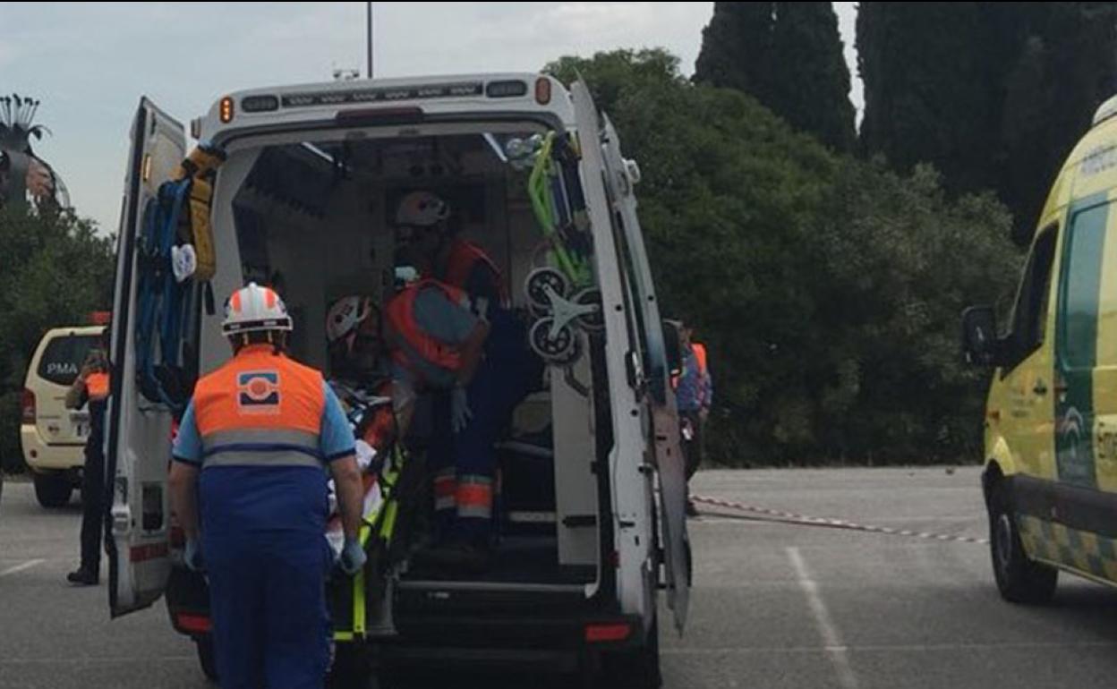 Los sanitarios han trasladado a los heridos al Hospital Regional y al Materno Infantil