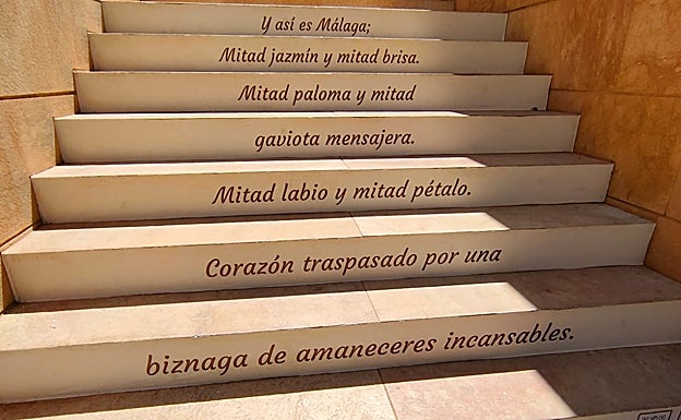Detalle de los versos de Rafael Pérez Estrada en los escalones al Mirador de la Alcazaba. 