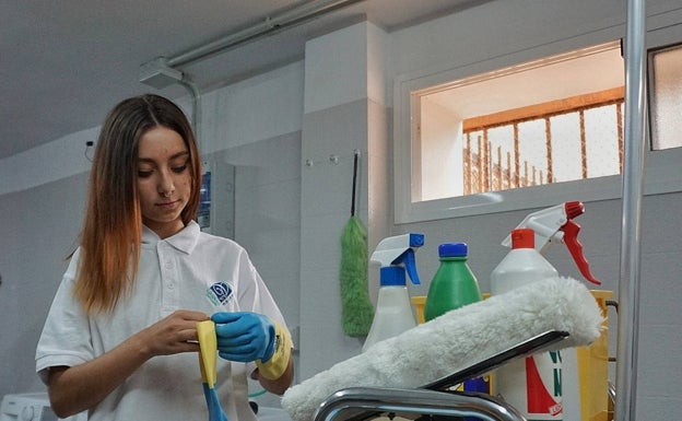 Imagen principal - Arriba, Ana, del ciclo de Alojamiento y Lavandería. Debajo, alumnos del ciclo de Construcción con el profesor Juan Ignacio Ruiz de la Muela. A la derecha, Alejandra Granados descorcha una botella de vino. 