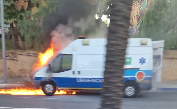 Imagen difundida en redes sociales de la ambulancia, que empezó a prender por la parte del motor.