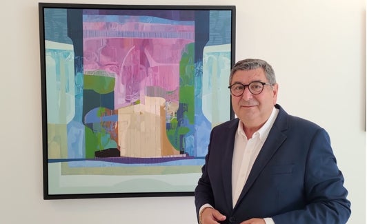 El alcalde veleño, Antonio Moreno Ferrer, junto a una de las obras en el CAC. 