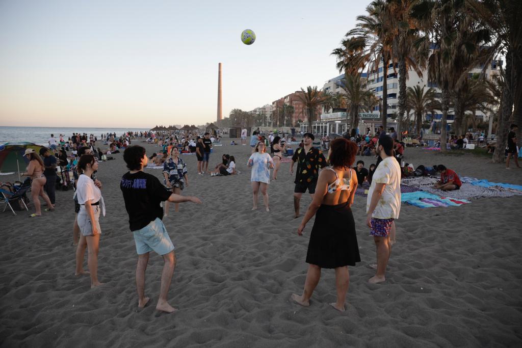 De Maro a Manilva, grupos de amigos y familiares celebraron en torno al fuego la noche más corta del año.