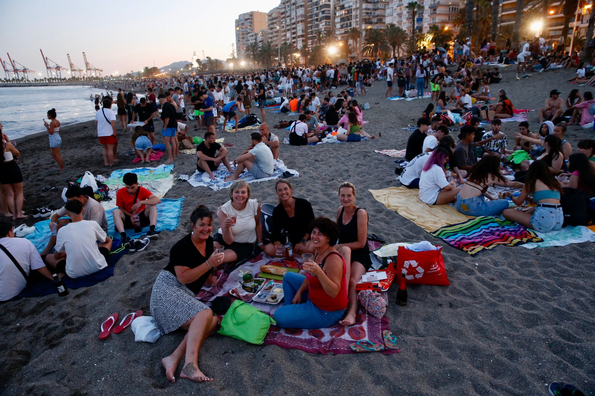 De Maro a Manilva, grupos de amigos y familiares celebraron en torno al fuego la noche más corta del año.