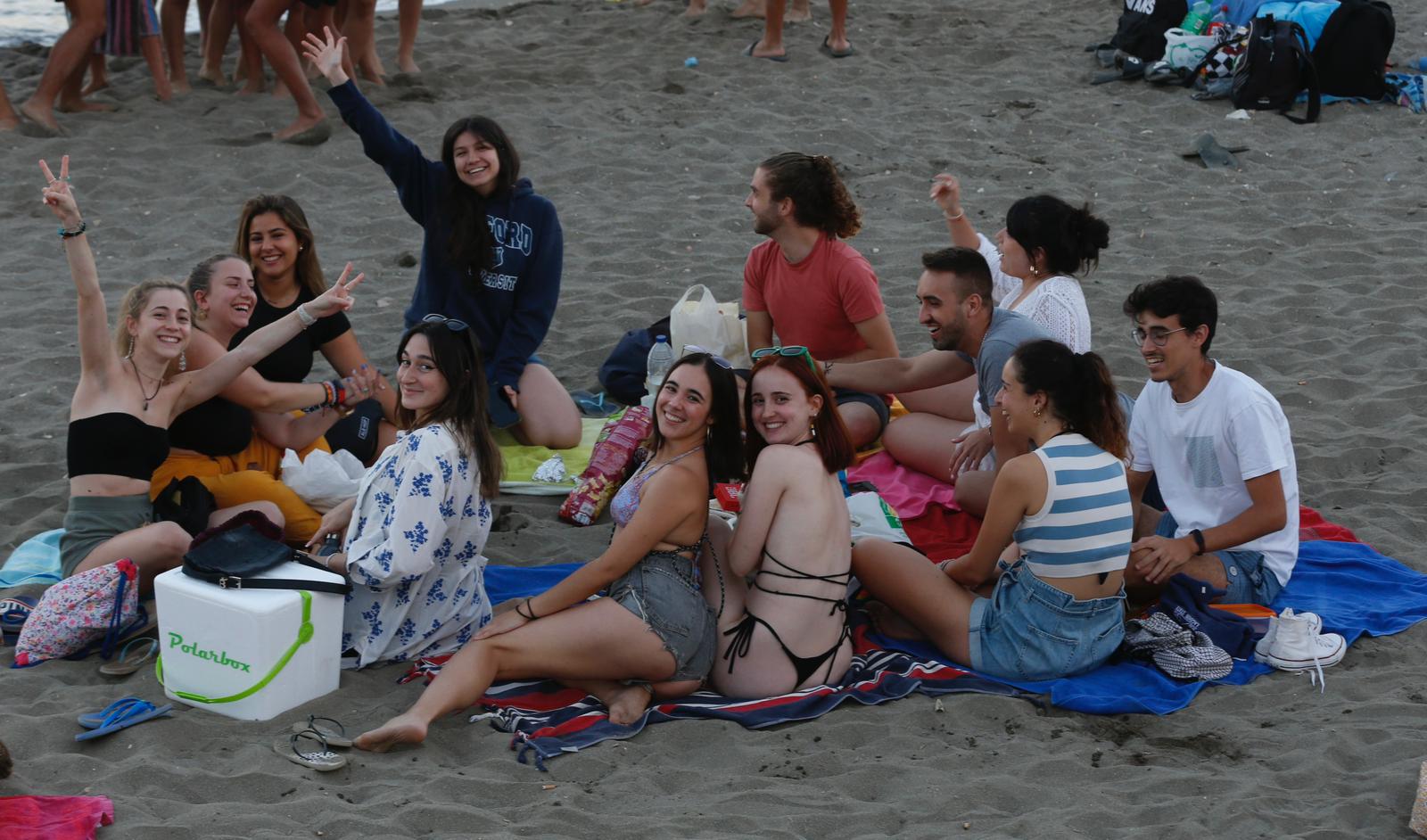 De Maro a Manilva, grupos de amigos y familiares celebraron en torno al fuego la noche más corta del año.
