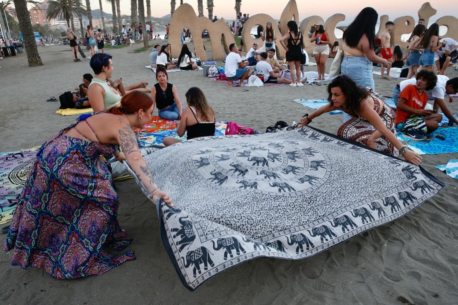 De Maro a Manilva, grupos de amigos y familiares celebraron en torno al fuego la noche más corta del año.