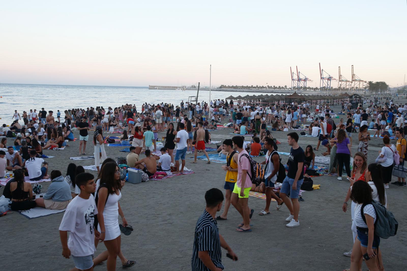 De Maro a Manilva, grupos de amigos y familiares celebraron en torno al fuego la noche más corta del año.