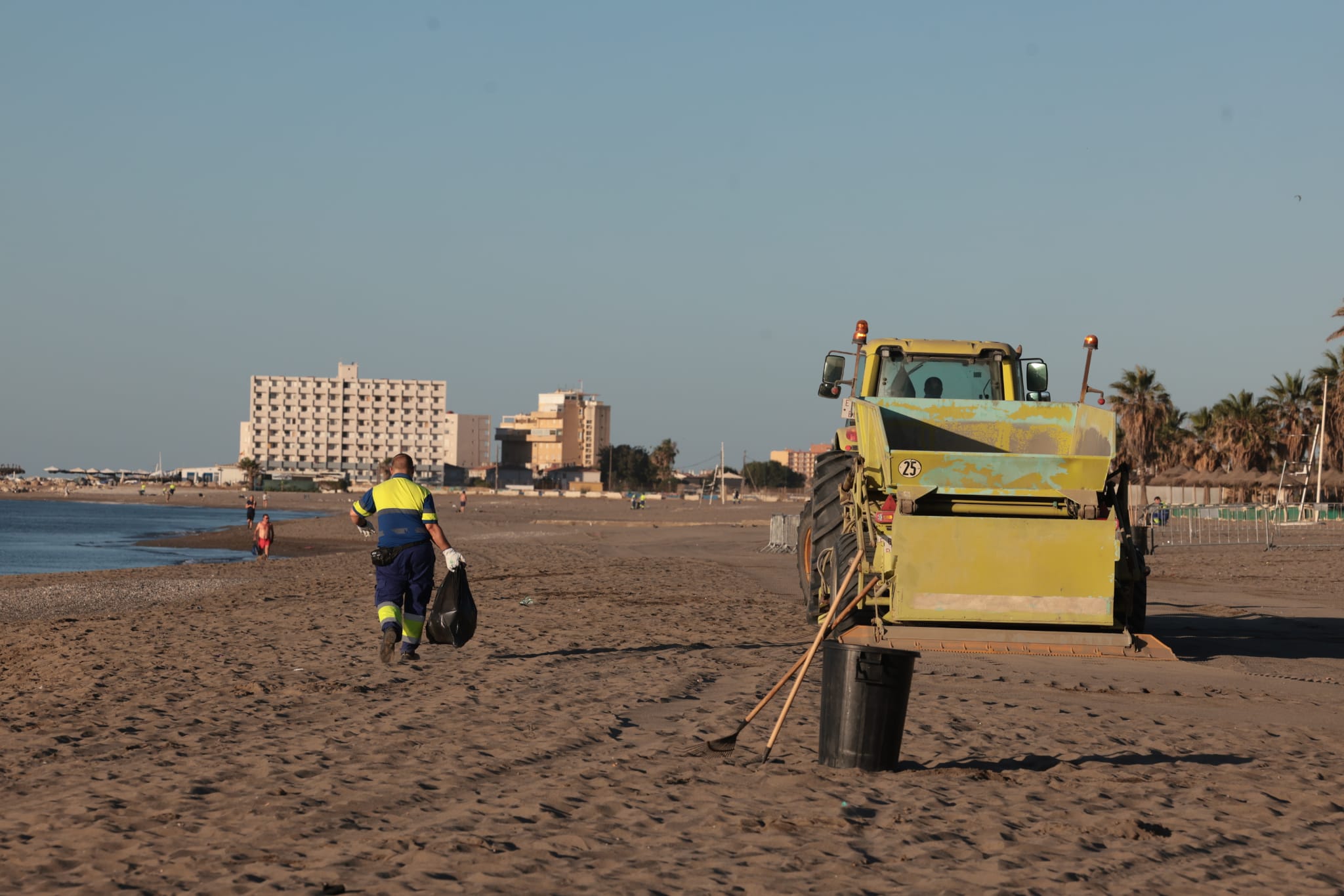 Efectivos de Limasam se afanaban desde primera hora de esta mañana para adecentar el litoral de la capital, escenario anoche de las celebraciones por la Noche de San Juan. Para estas tareas, la empresa municipal de limpieza ha destinado a un total de 218 operarios (150 más de lo habitual) que iniciaron su trabajo sobre las 5.30 horas de este viernes.