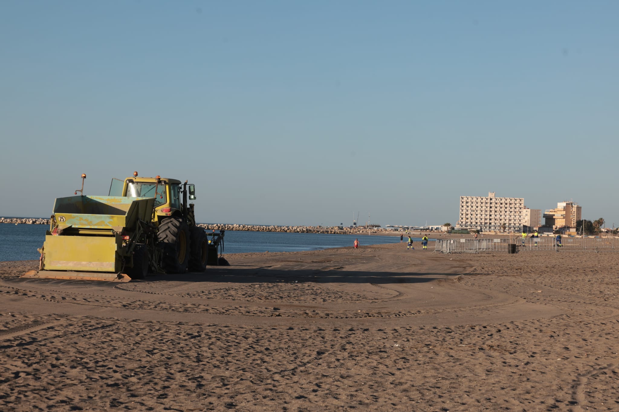 Efectivos de Limasam se afanaban desde primera hora de esta mañana para adecentar el litoral de la capital, escenario anoche de las celebraciones por la Noche de San Juan. Para estas tareas, la empresa municipal de limpieza ha destinado a un total de 218 operarios (150 más de lo habitual) que iniciaron su trabajo sobre las 5.30 horas de este viernes.
