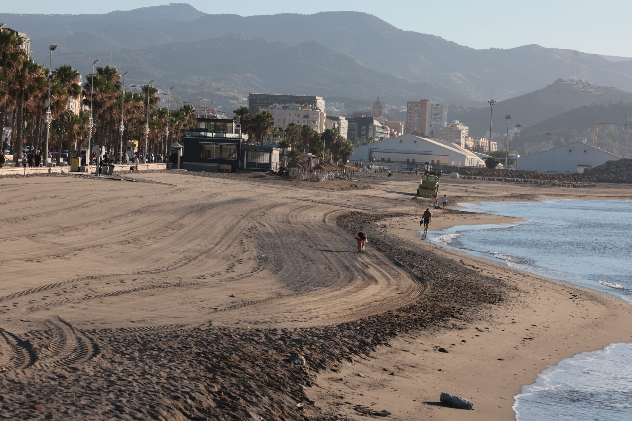 Efectivos de Limasam se afanaban desde primera hora de esta mañana para adecentar el litoral de la capital, escenario anoche de las celebraciones por la Noche de San Juan. Para estas tareas, la empresa municipal de limpieza ha destinado a un total de 218 operarios (150 más de lo habitual) que iniciaron su trabajo sobre las 5.30 horas de este viernes.