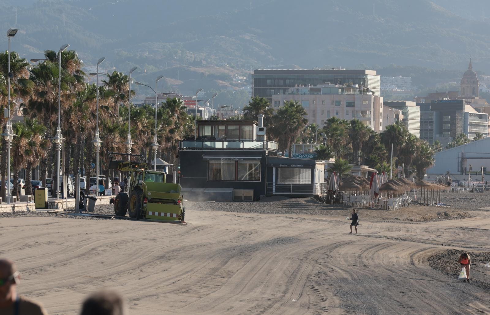 Efectivos de Limasam se afanaban desde primera hora de esta mañana para adecentar el litoral de la capital, escenario anoche de las celebraciones por la Noche de San Juan. Para estas tareas, la empresa municipal de limpieza ha destinado a un total de 218 operarios (150 más de lo habitual) que iniciaron su trabajo sobre las 5.30 horas de este viernes.