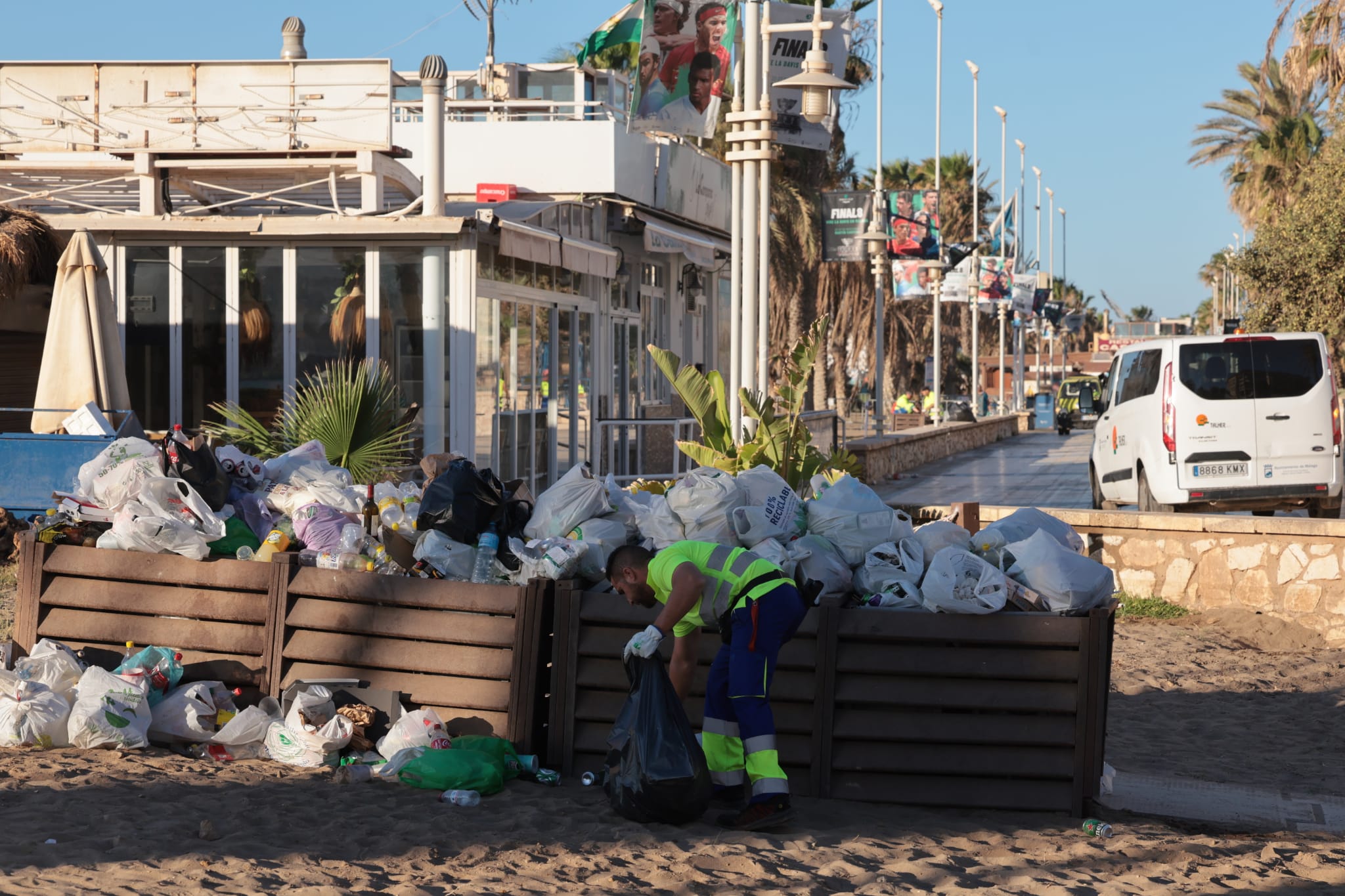 Efectivos de Limasam se afanaban desde primera hora de esta mañana para adecentar el litoral de la capital, escenario anoche de las celebraciones por la Noche de San Juan. Para estas tareas, la empresa municipal de limpieza ha destinado a un total de 218 operarios (150 más de lo habitual) que iniciaron su trabajo sobre las 5.30 horas de este viernes.