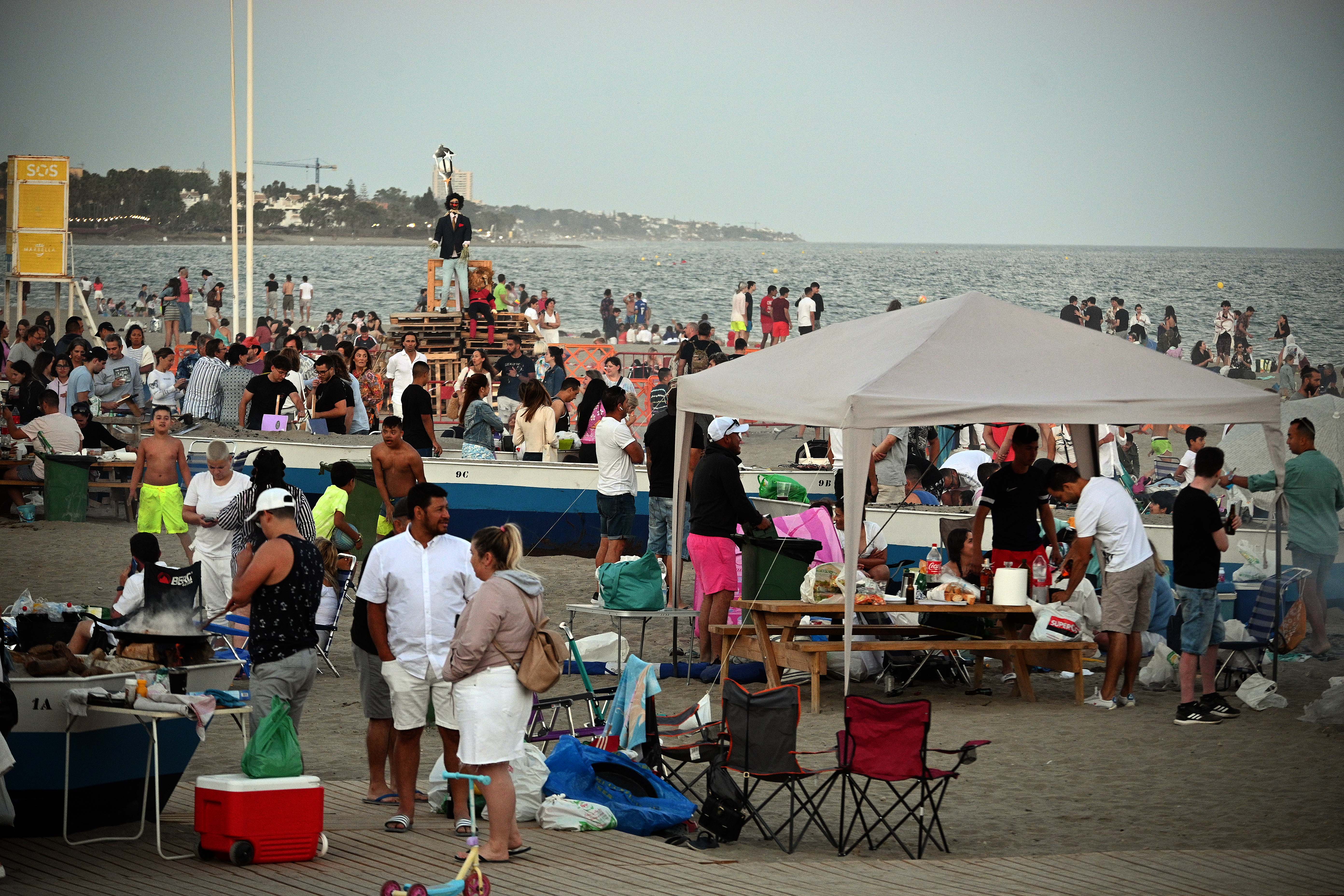 De Maro a Manilva, grupos de amigos y familiares celebraron en torno al fuego la noche más corta del año.
