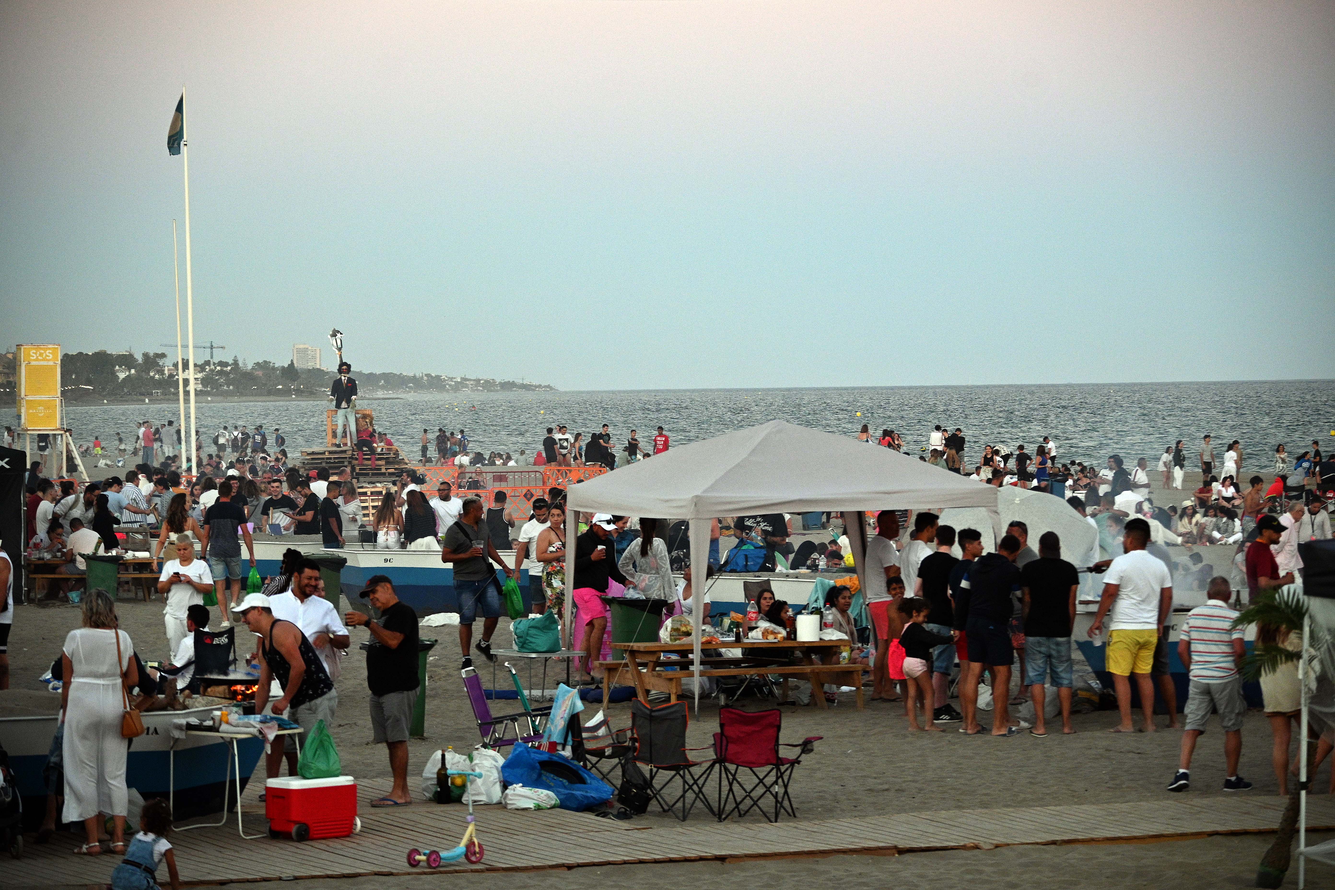 De Maro a Manilva, grupos de amigos y familiares celebraron en torno al fuego la noche más corta del año.