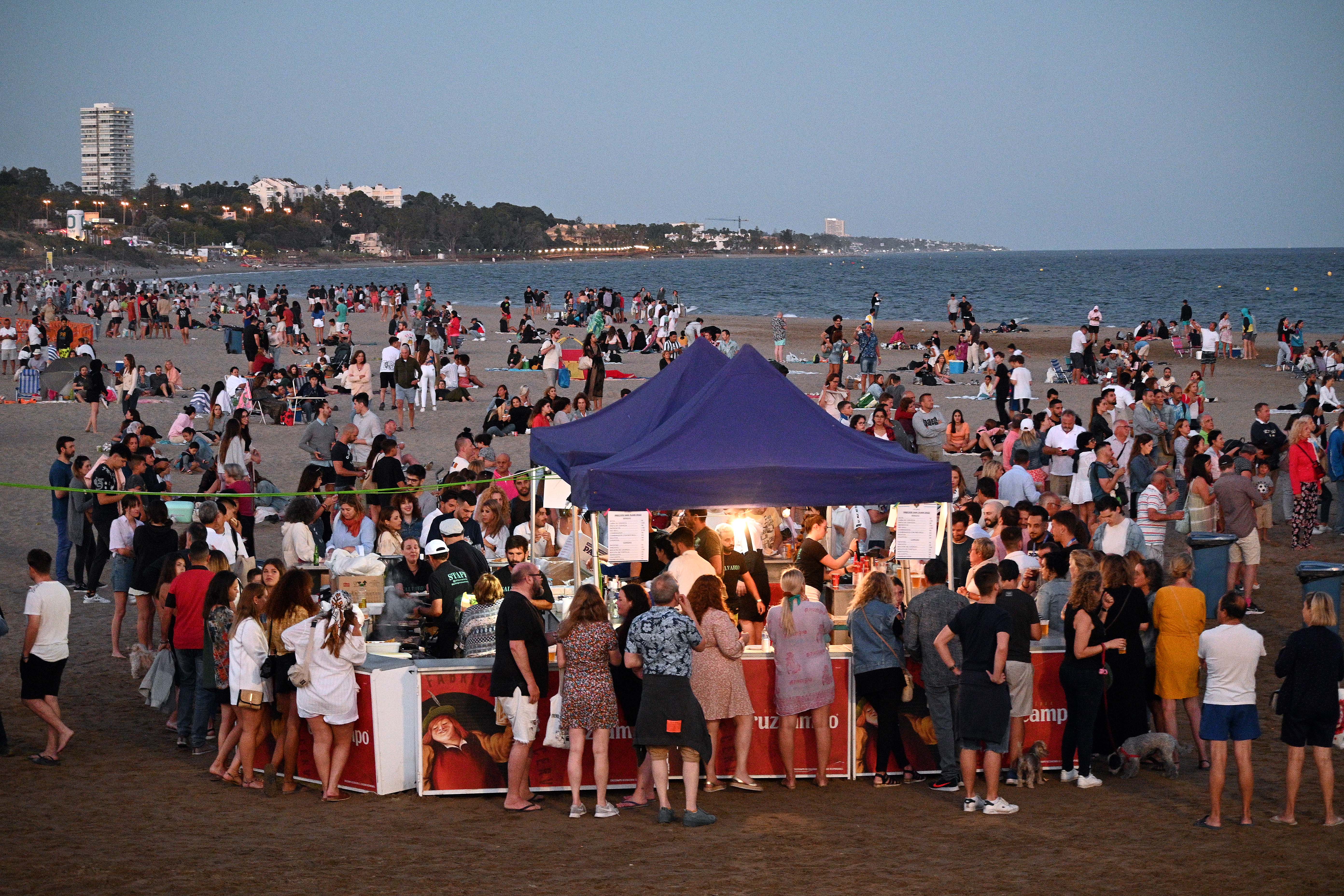 De Maro a Manilva, grupos de amigos y familiares celebraron en torno al fuego la noche más corta del año.