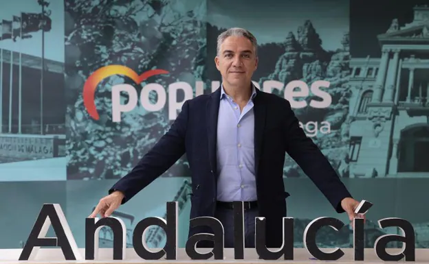 Bendodo, que ha coordinado la última campaña para las elecciones andaluzas, posa en la sede provincial de los populares malagueños.