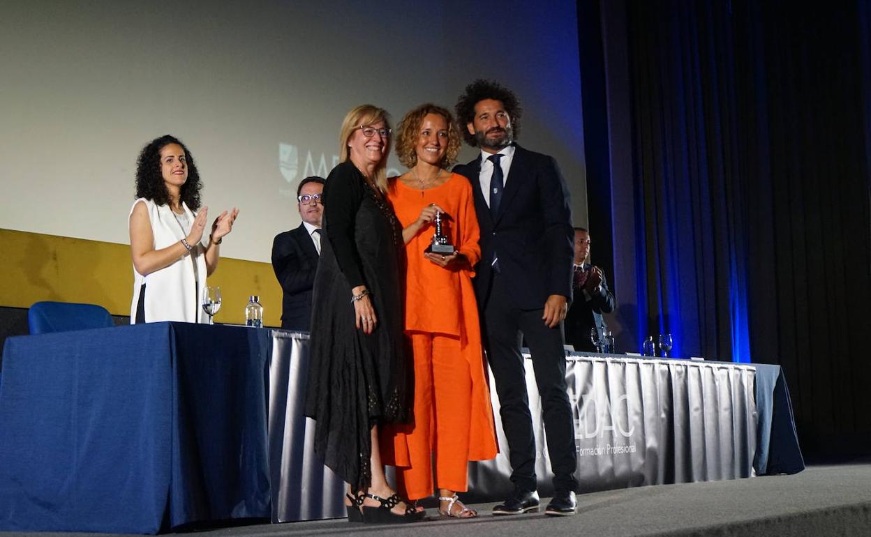 Paco Ávila entregó el premio de empresas colaboradoras a Encarna García y Teresa Hernando, que acudieron en representación de Vithas. 