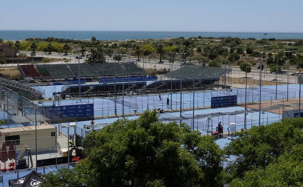 Panorámica de las cinco pistas del Centro de Raqueta de Inacua, con la grada en la central. 