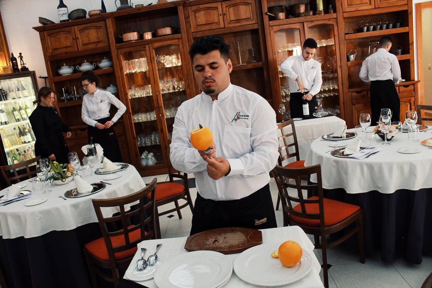 Alumnos de Restauración en el Jacaranda