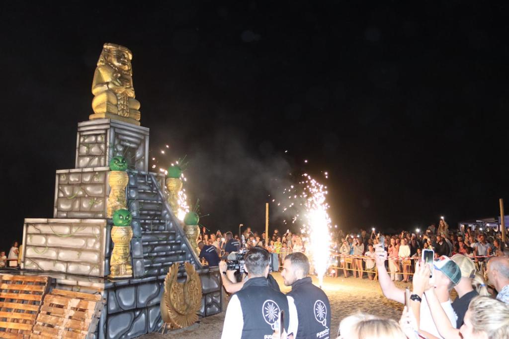 De Maro a Manilva, grupos de amigos y familiares celebraron en torno al fuego la noche más corta del año.