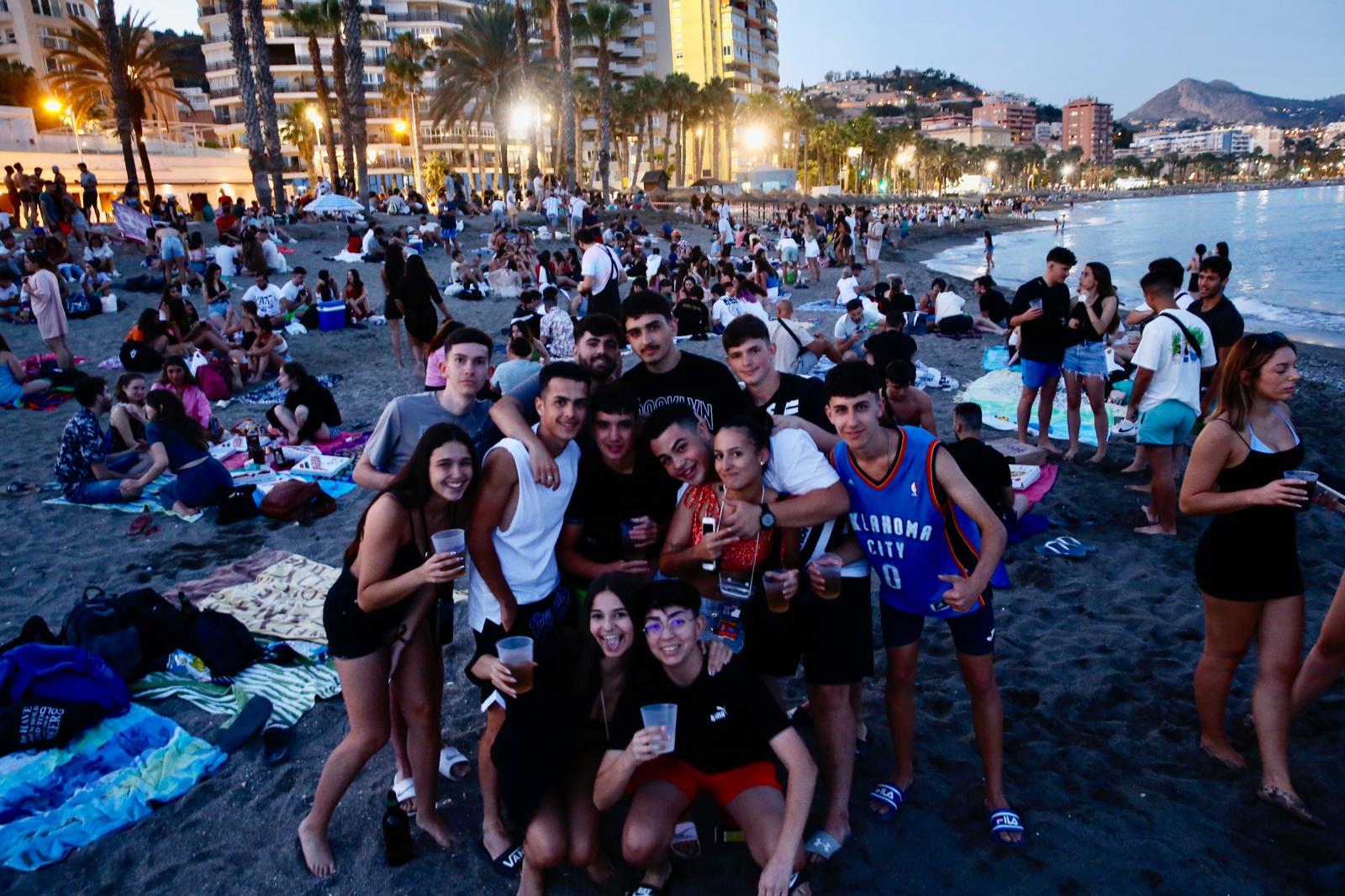 De Maro a Manilva, grupos de amigos y familiares celebraron en torno al fuego la noche más corta del año.