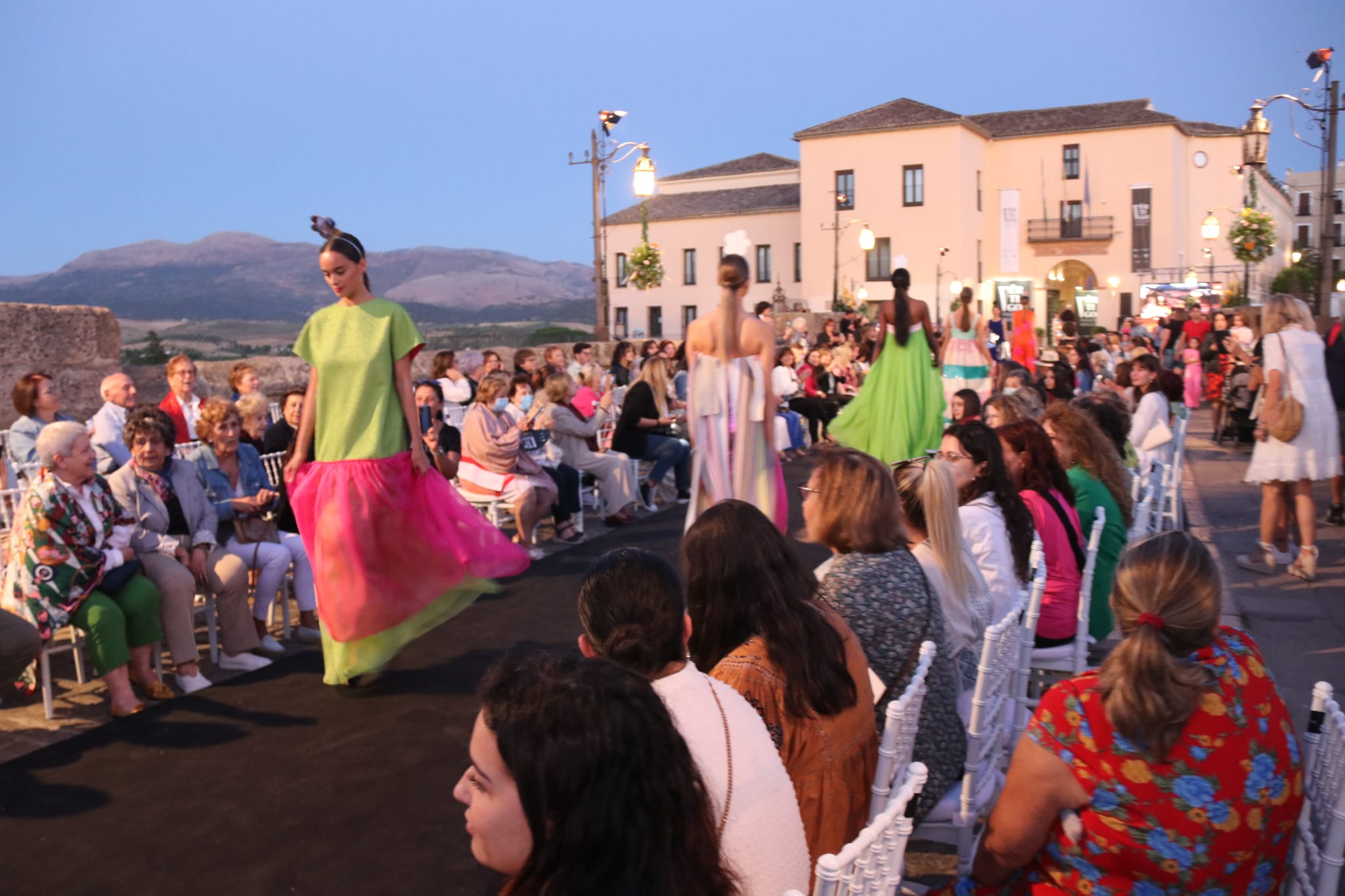 La pasarela, a más de cien metros de altura, ha contado con una madrina de excepción, con la diseñadora Ágatha Ruiz de la Prada, que ha mostrado sus diseños «más apoteósicos», como ella misma describió. Añadió que «no es un desfile comercial». Junto a Ruiz de la Prada, la diseñadora local Ana Gómez también ha lucido ante los presentes sus creaciones.