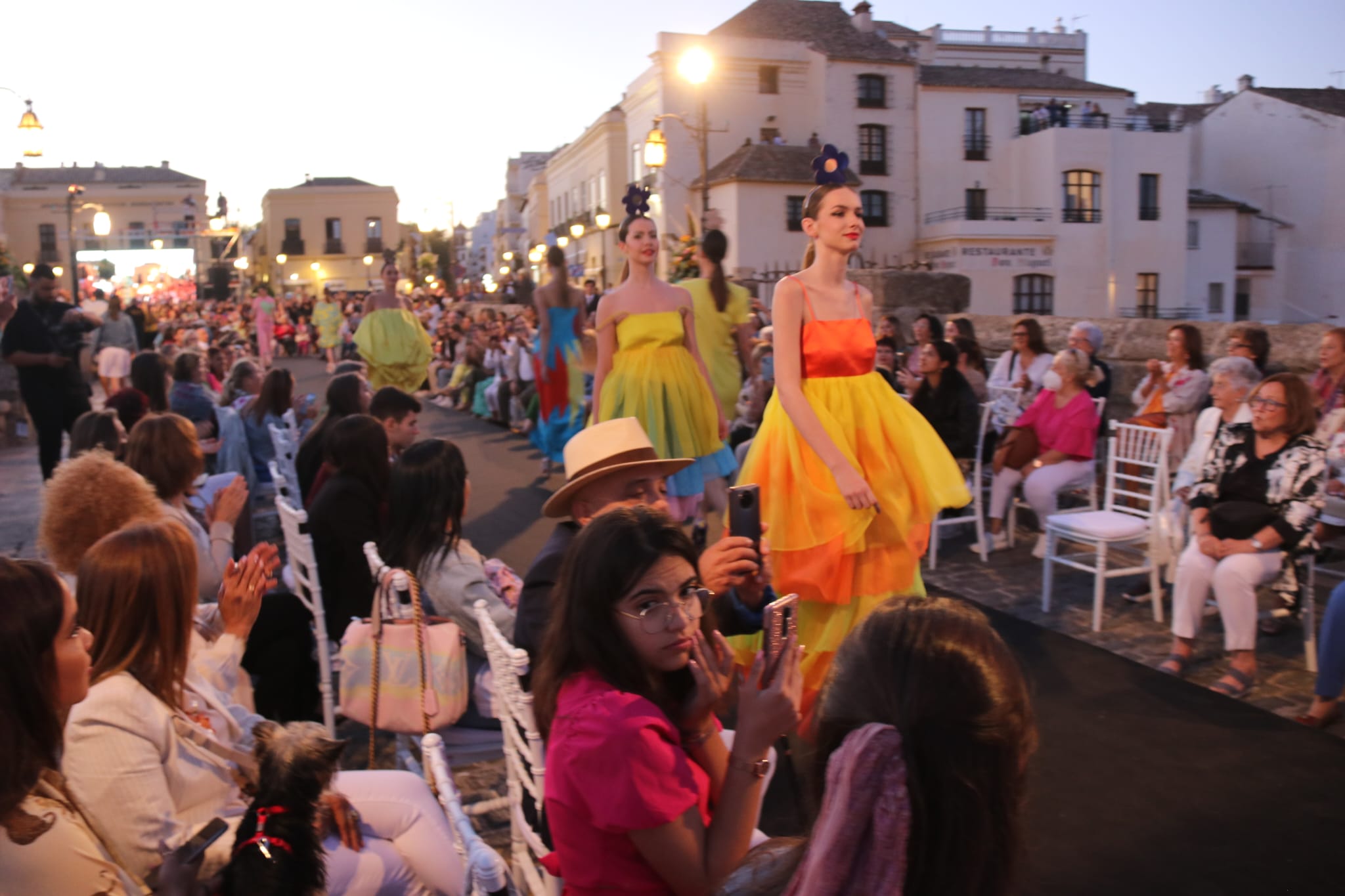 La pasarela, a más de cien metros de altura, ha contado con una madrina de excepción, con la diseñadora Ágatha Ruiz de la Prada, que ha mostrado sus diseños «más apoteósicos», como ella misma describió. Añadió que «no es un desfile comercial». Junto a Ruiz de la Prada, la diseñadora local Ana Gómez también ha lucido ante los presentes sus creaciones.