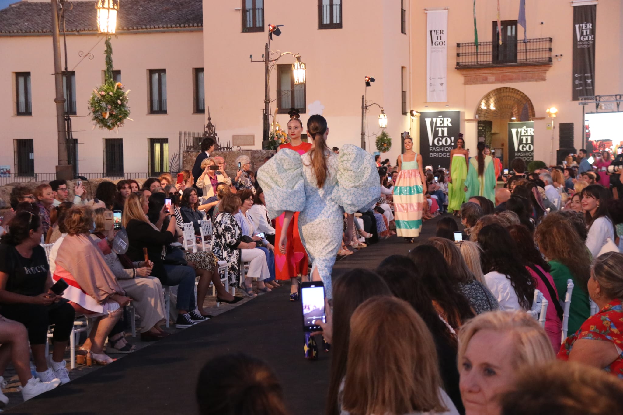 La pasarela, a más de cien metros de altura, ha contado con una madrina de excepción, con la diseñadora Ágatha Ruiz de la Prada, que ha mostrado sus diseños «más apoteósicos», como ella misma describió. Añadió que «no es un desfile comercial». Junto a Ruiz de la Prada, la diseñadora local Ana Gómez también ha lucido ante los presentes sus creaciones.