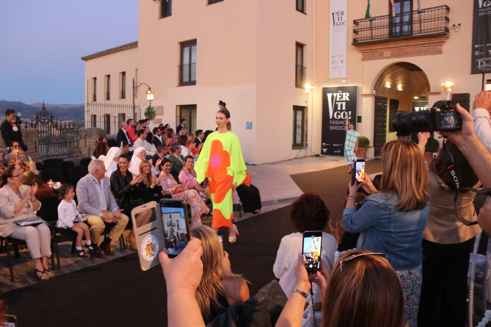 La pasarela, a más de cien metros de altura, ha contado con una madrina de excepción, con la diseñadora Ágatha Ruiz de la Prada, que ha mostrado sus diseños «más apoteósicos», como ella misma describió. Añadió que «no es un desfile comercial». Junto a Ruiz de la Prada, la diseñadora local Ana Gómez también ha lucido ante los presentes sus creaciones.