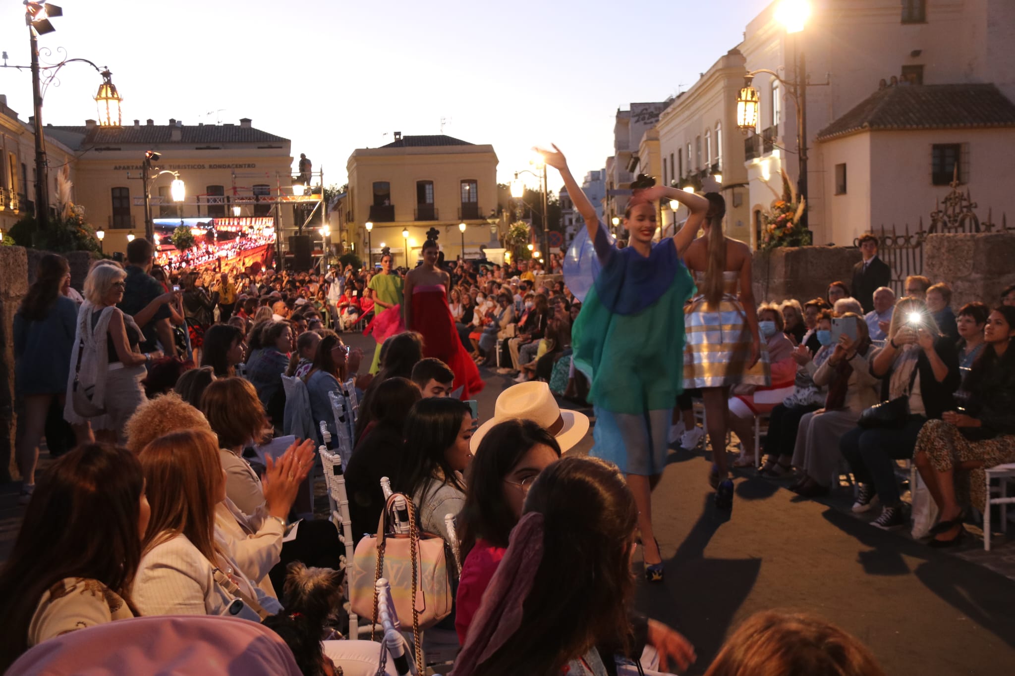 La pasarela, a más de cien metros de altura, ha contado con una madrina de excepción, con la diseñadora Ágatha Ruiz de la Prada, que ha mostrado sus diseños «más apoteósicos», como ella misma describió. Añadió que «no es un desfile comercial». Junto a Ruiz de la Prada, la diseñadora local Ana Gómez también ha lucido ante los presentes sus creaciones.